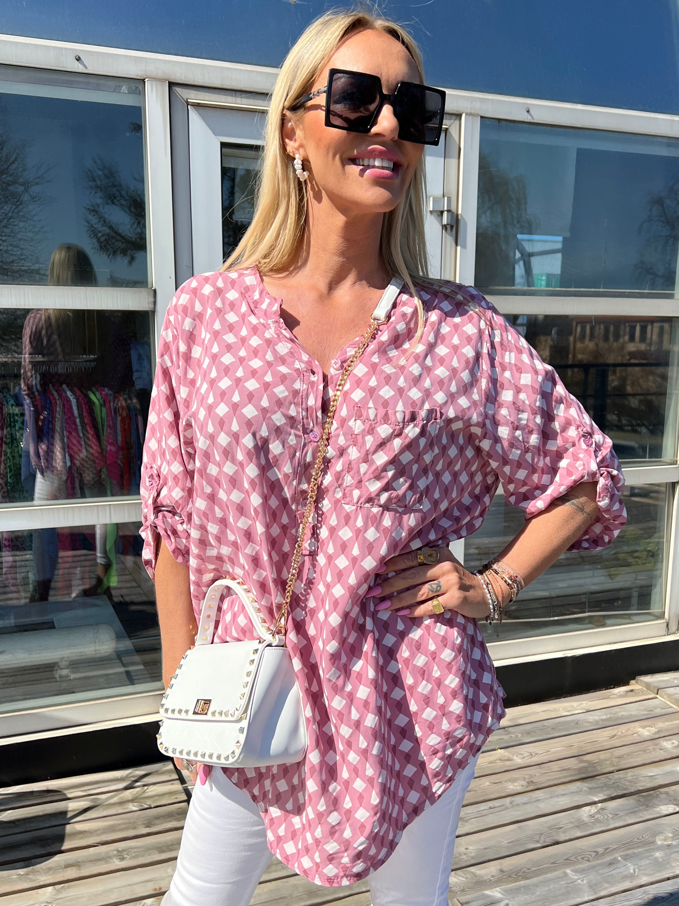 Esther - Sort skjorte med mønster og lomme på brystet